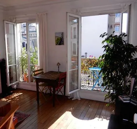 Beau 2 Pieces Avec Balcon Parc Des Buttes Chaumont Paris